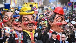 Auf dem Bild sind die „Meenzer Schwellköpp“ beim Mainzer Rosenmontagszug zu sehen. Am 11.11. beginnt in Mainz die Fastnachtszeit.