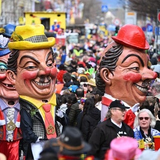 Auf dem Bild sind die „Meenzer Schwellköpp“ beim Mainzer Rosenmontagszug zu sehen. Am 11.11. beginnt in Mainz die Fastnachtszeit.