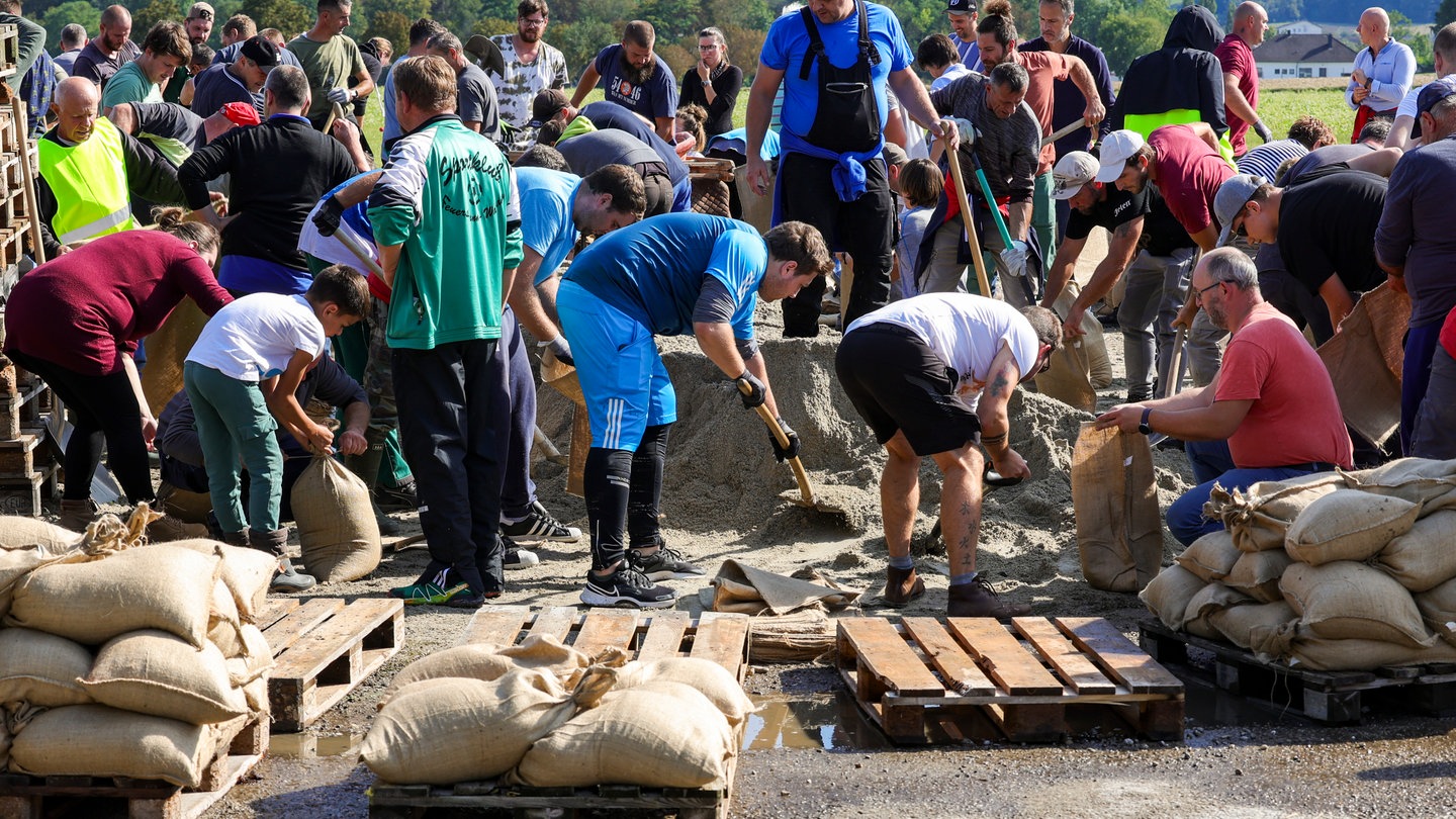 Symbolbild: Freiwillige Helfer beim Hochwasser in Niederösterreich im September 2024. Auch syrische Gefluchtete halfen.