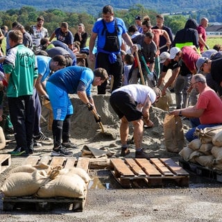 Symbolbild: Freiwillige Helfer beim Hochwasser in Niederösterreich im September 2024. Auch syrische Gefluchtete halfen.