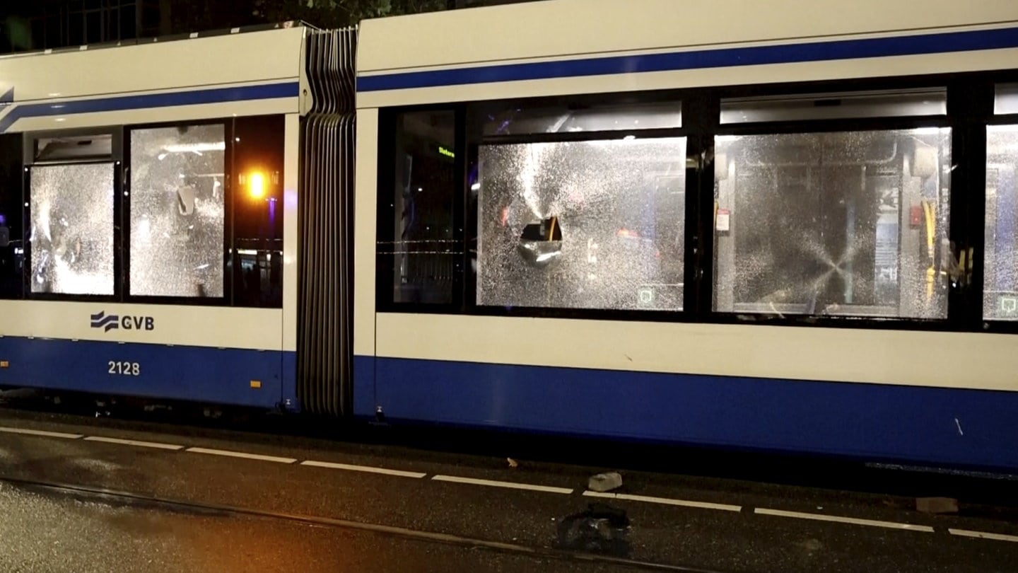 Dieses Videostandbild zeigt eine beschädigte Straßenbahn. Nur vier Tage nach den heftigen Gewaltattacken gegen israelische Fußballfans hat es in Amsterdam erneut Krawalle gegeben.