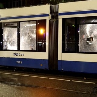 Dieses Videostandbild zeigt eine beschädigte Straßenbahn. Nur vier Tage nach den heftigen Gewaltattacken gegen israelische Fußballfans hat es in Amsterdam erneut Krawalle gegeben.