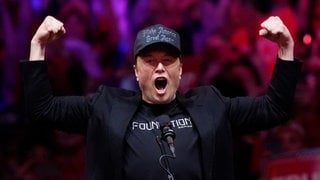 Elon Musk spricht vor dem republikanischen US-Präsidentschaftskandidaten und ehemaligen US-Präsidenten Trump bei einer Wahlkampfveranstaltung im Madison Square Garden in New York. 