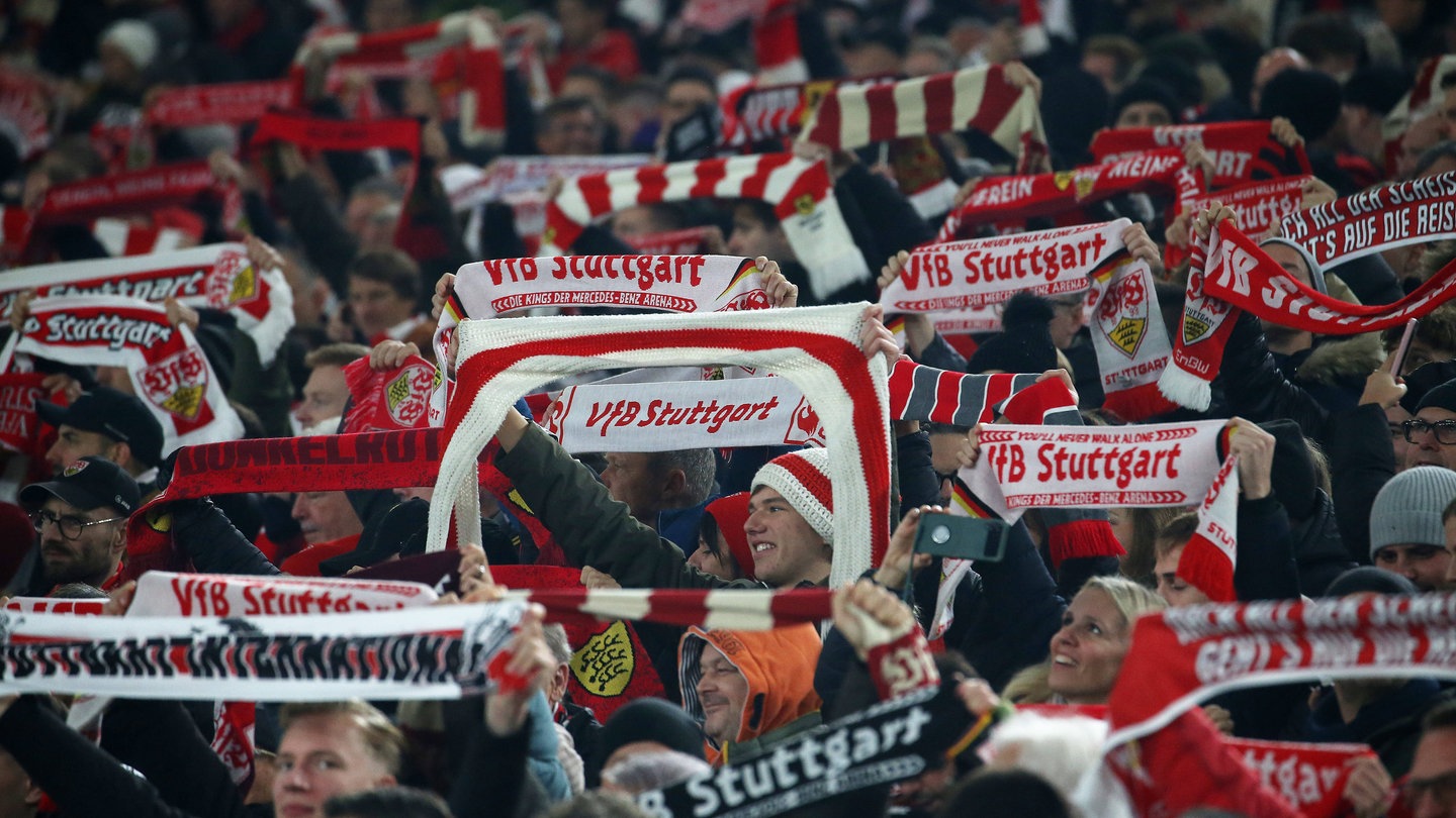 Fans des VfB Stuttgart mit Vereinsschals - Vor dem Champions-League-Spiel gegen Belgrad gibt es eine Reisewarnung für die Fans.