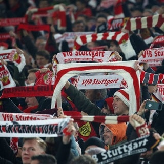 Fans des VfB Stuttgart mit Vereinsschals - Vor dem Champions-League-Spiel gegen Belgrad gibt es eine Reisewarnung für die Fans.