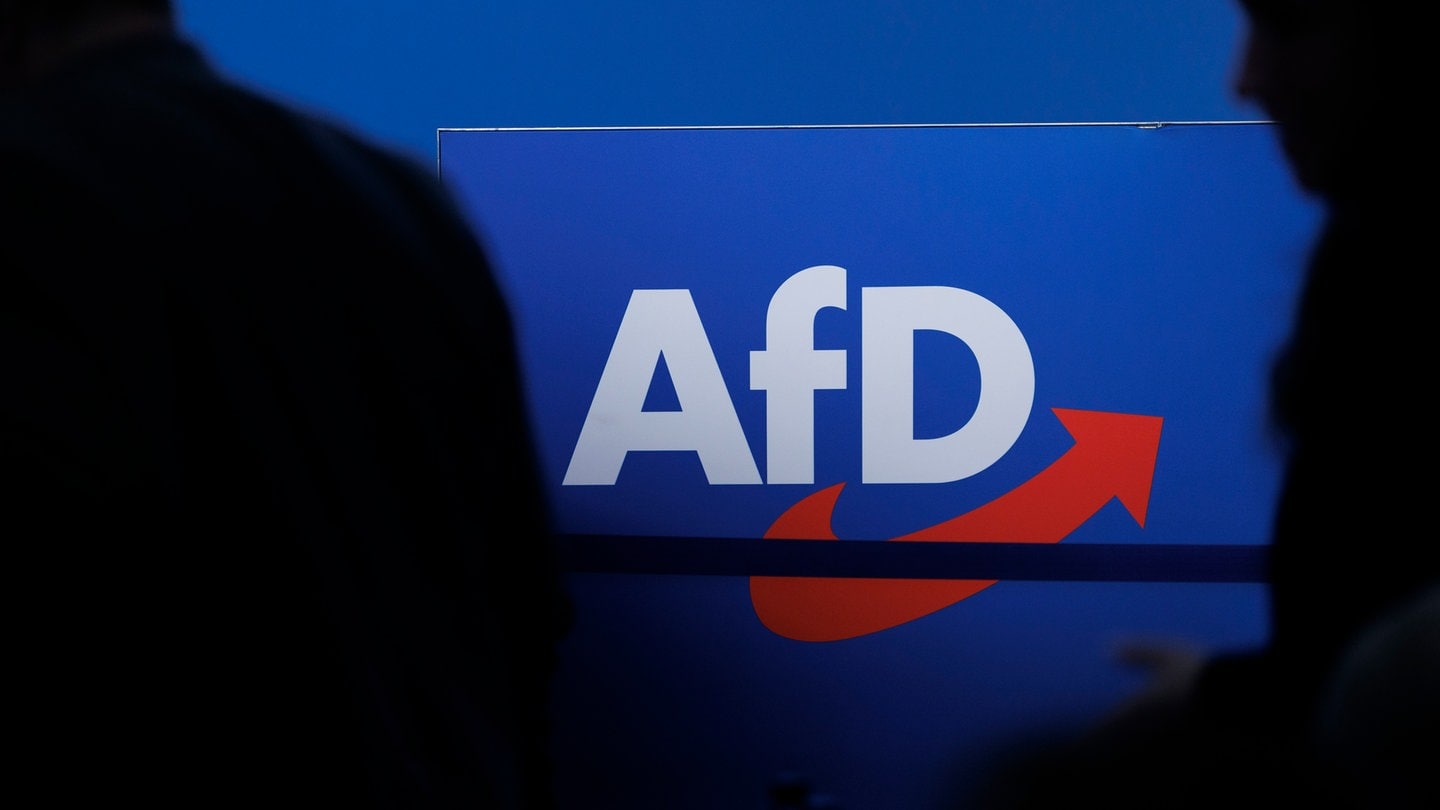 Delegierte gehen vor dem Parteilogo bei dem AfD-Bundesparteitag - Der Verfassungsschutz in Baden-Württemberg darf den Landesverband der AfD