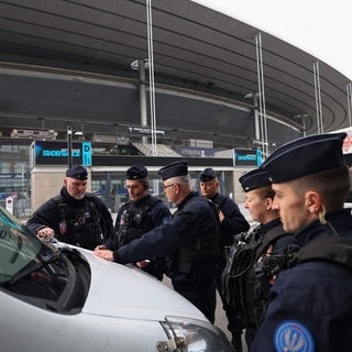 Französische Bereitschaftspolizisten sichern das Stade-de-France vor dem Training der Mannschaften von Frankreich und Israel am Vorabend des Spiels.