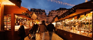 Besucher auf dem Weihnachtsmarkt in Mainz 2023