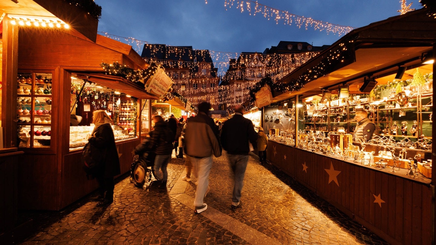 Besucher auf dem Weihnachtsmarkt in Mainz 2023