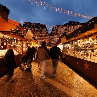 Besucher auf dem Weihnachtsmarkt in Mainz 2023