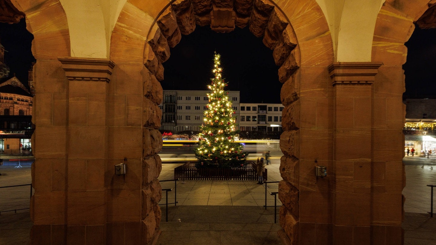 Weihnachtsmarkt in Mainz 2023 Blick vom Haupteingang des Mainzer Staatstheaters auf den Weihnachtsbaum au dem Gutenbergplatz in Mainz; Traditioneller Weihnachtsmarkt am Mainzer Dom