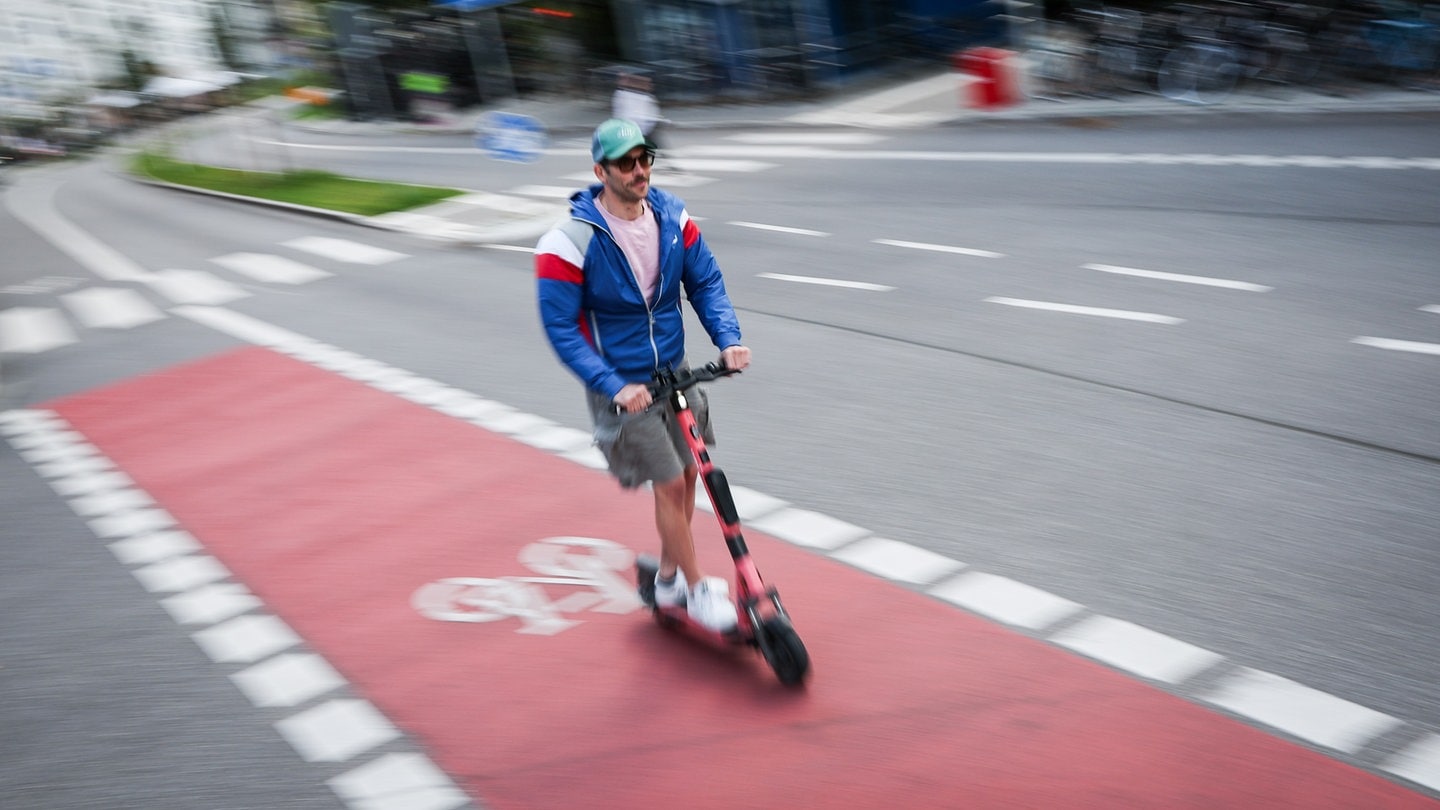 Ein Mann ist mit einem einem E-Scooter auf einem Fahrradweg in Hamburg unterwegs. (zu: 