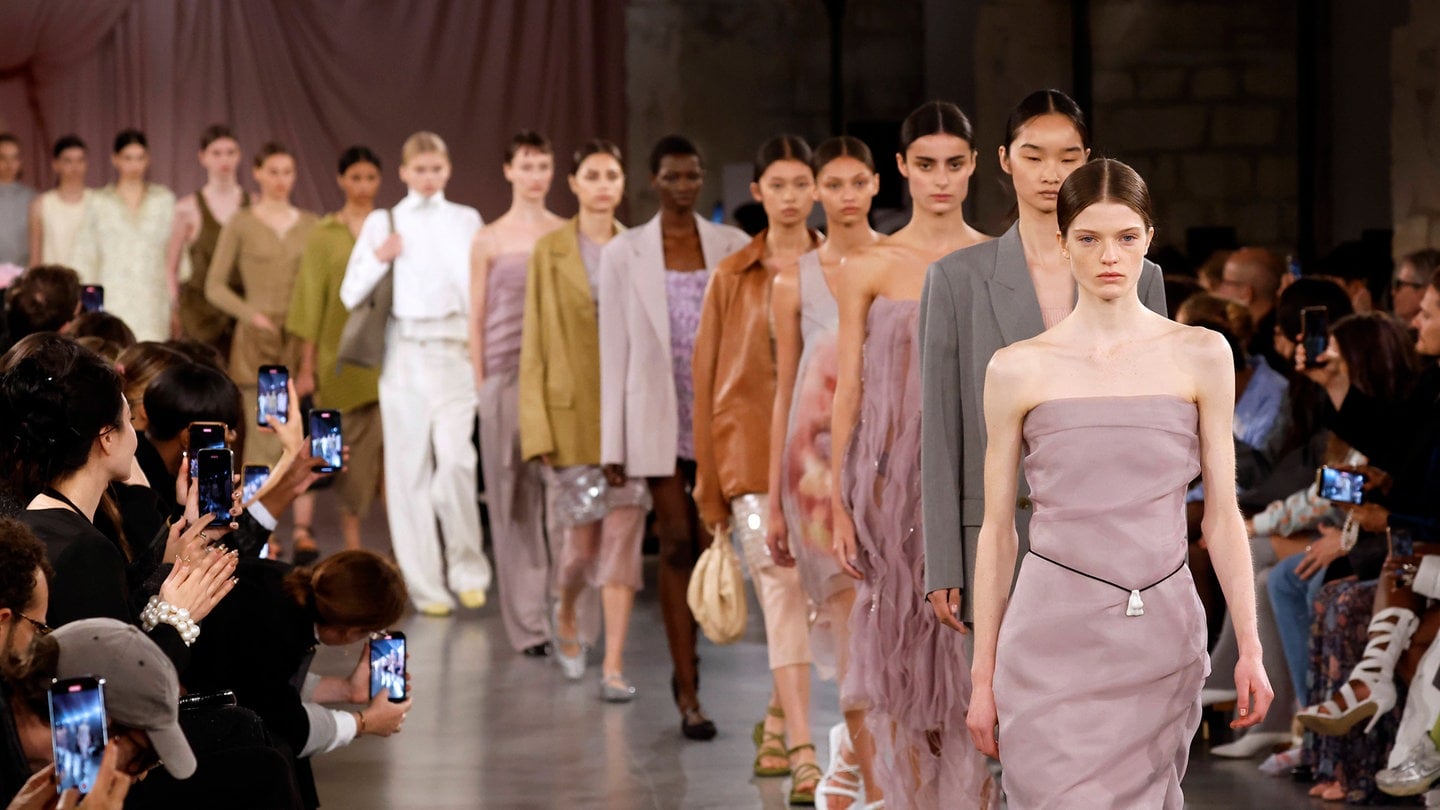 Models laufen bei der Show der südkoreanischen Marke Time auf der Paris Fashion Week 2024.