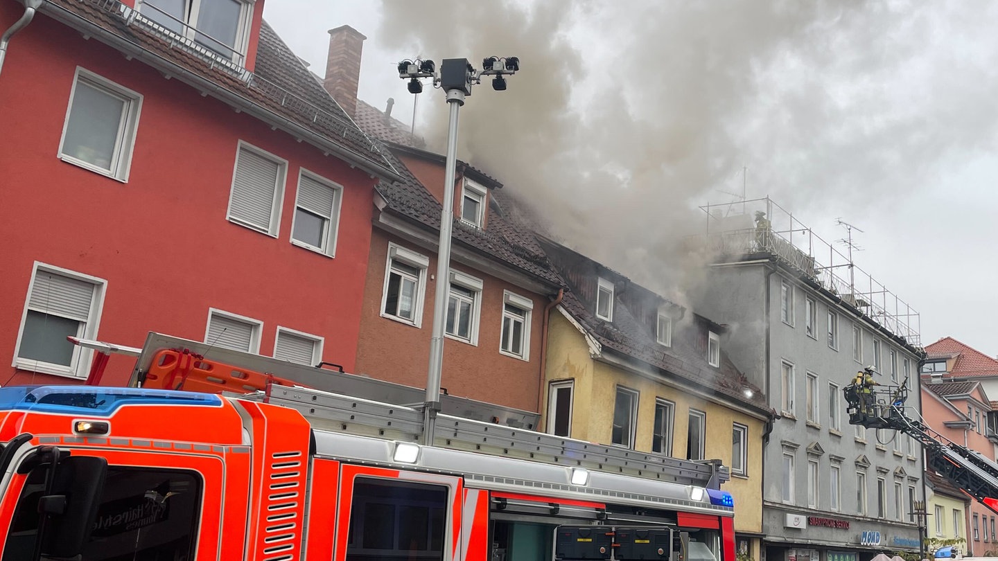 Einsatzkräfte der Feuerwehr löschen einen Brand in der Innenstadt von Esslingen.