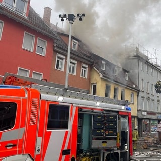 Einsatzkräfte der Feuerwehr löschen einen Brand in der Innenstadt von Esslingen.