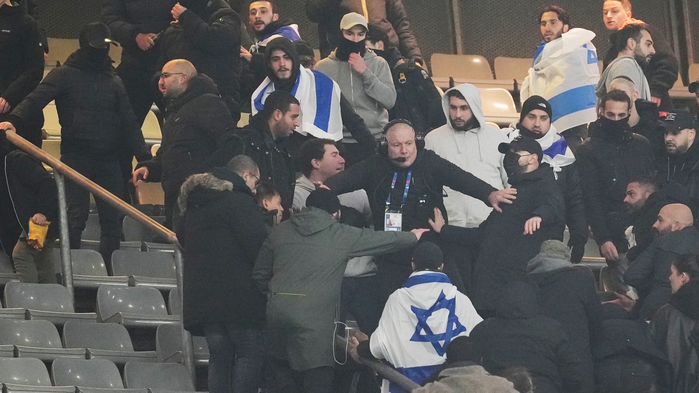 Stade de France: Fans streiten auf der Tribüne, ein Ordner geht dazwischen.