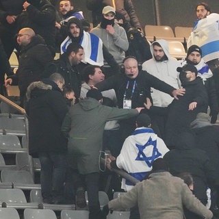 Stade de France: Fans streiten auf der Tribüne, ein Ordner geht dazwischen.