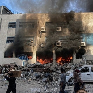 Rauch und Feuer sind nach einem israelischen Luftangriff im Stadtteil el-Rimal zu sehen. Bei israelischen Angriffen im Gazastreifen sind nach palästinensischen Angaben wieder mehrere Menschen getötet worden.