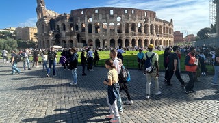 Touristen vor dem Kolosseum - Dort sollen 2025 wieder Gladiatoren kämpfen.