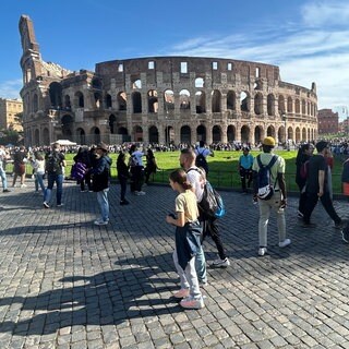 Touristen vor dem Kolosseum - Dort sollen 2025 wieder Gladiatoren kämpfen.