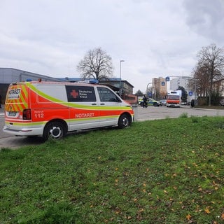 Die "Selma Rosenfeld"-Realschule in Eppingen wird gerade geräumt. Schüler klagen den Angaben nach über Atemwegsprobleme. Laut Polizei soll eine Flüssigkeit versprüht worden sein - vermutlich Pfefferspray.