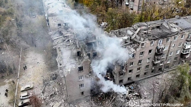 Auf einem vom Zivilschutzdienst der Ukraine zur Verfügung gestellten Foto sind die Folgen eines russischen Raketeneinschlags zu sehen.