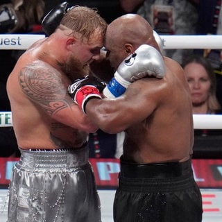 Jake Paul und Mike Tyson umarmen sich nach ihrem Schwergewichtsboxkampf.