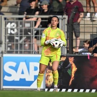 Bayerns Torhüterin Maria Luisa Grohs bei einem Bundesligaspiel der Frauen.