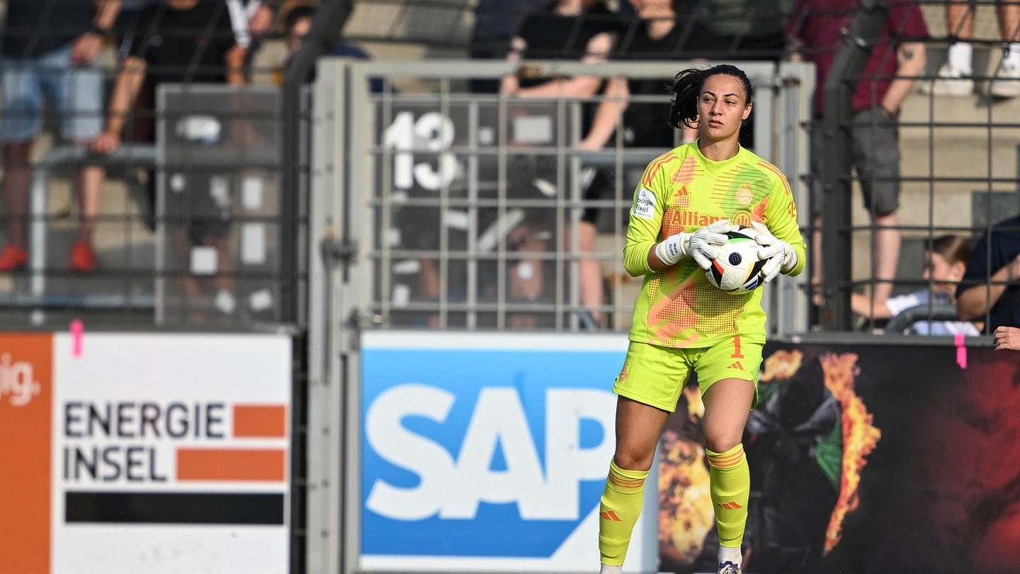 Bayerns Torhüterin Maria Luisa Grohs bei einem Bundesligaspiel der Frauen.