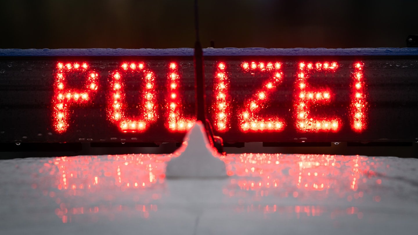 Polizei Schriftzug auf Auto.