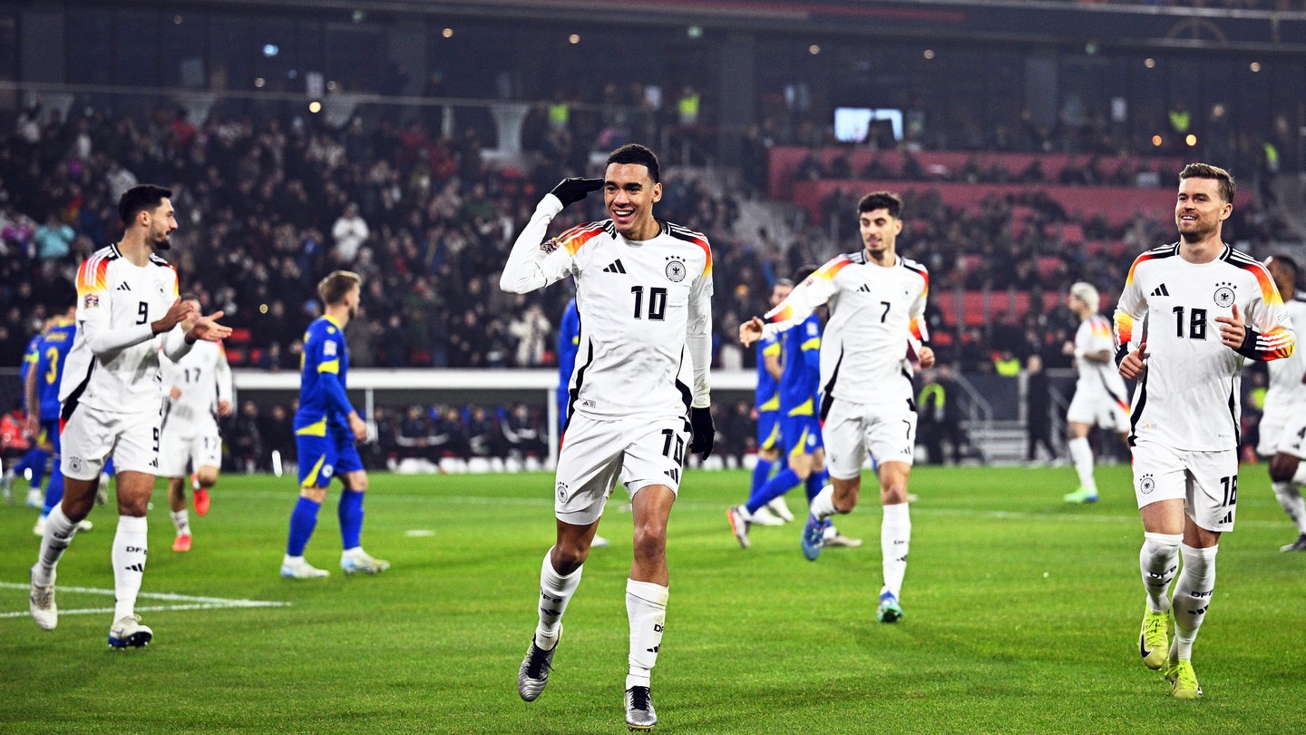 Fußball: Nations League A, Deutschland - Bosnien-Herzegowina, Gruppenphase, Gruppe 3, 5. Spieltag, Europa-Park Stadion, Deutschlands Jamal Musiala (M) jubelt über seinen Treffer zum 1:0.