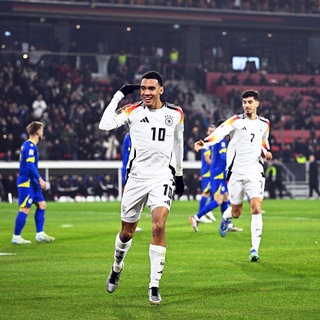 Fußball: Nations League A, Deutschland - Bosnien-Herzegowina, Gruppenphase, Gruppe 3, 5. Spieltag, Europa-Park Stadion, Deutschlands Jamal Musiala (M) jubelt über seinen Treffer zum 1:0.