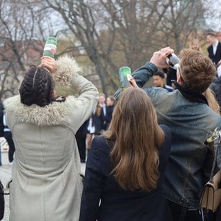 Vier junge Menschen trinken Alkohol.