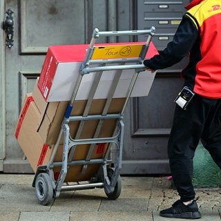 SYMBOLBILD - In Ottersheim im Landkreis Germersheim kam es zu einem gewaltsamen Streit zwischen einem Paketboten und Entsorgungsunternehmern.