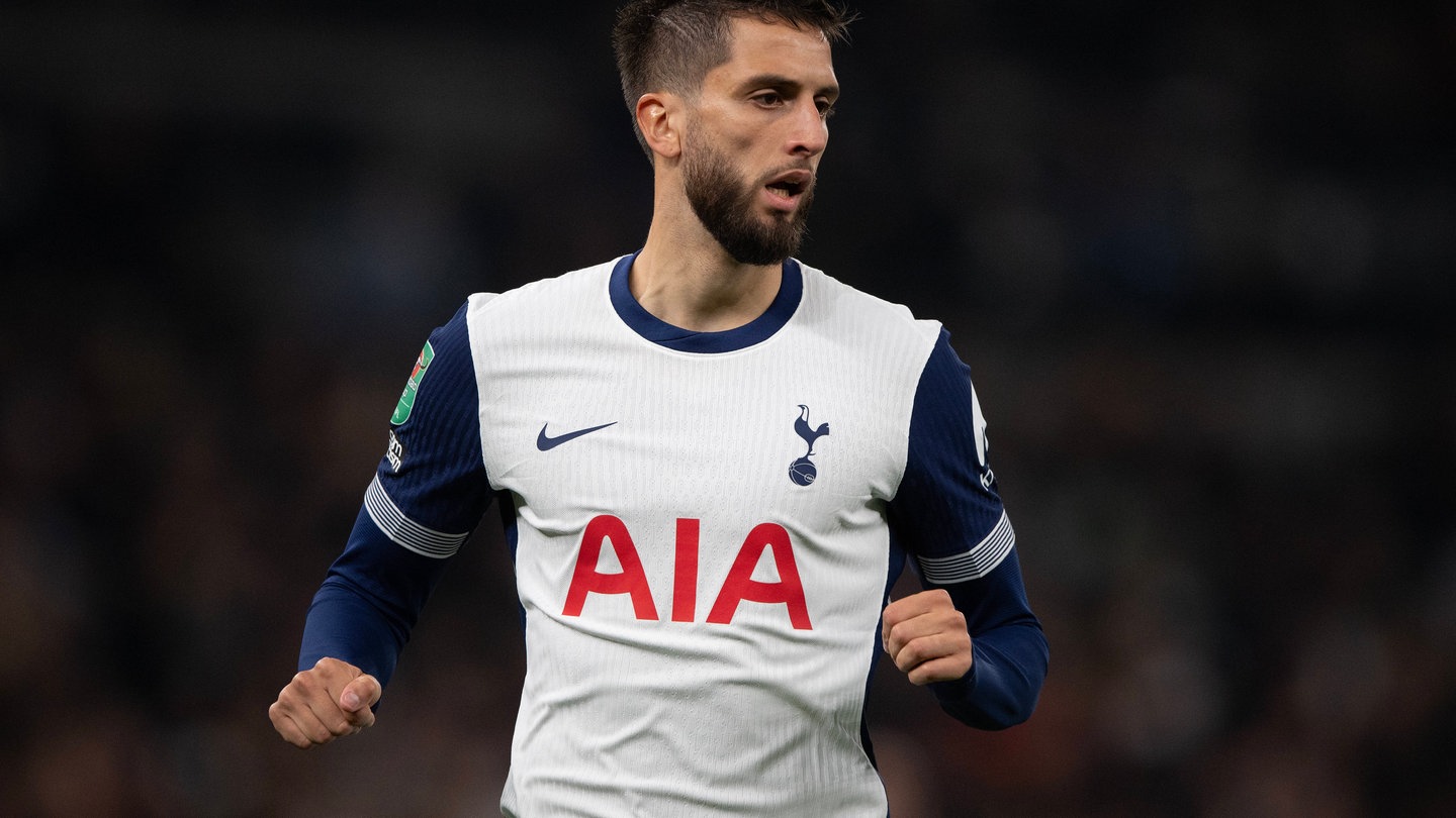 Tottenham Hotspur v Manchester City - Carabao Cup Fourth Round LONDON, ENGLAND - OCTOBER 30: Rodrigo Bentancur of Tottenham Hotspur during the Carabao Cup Fourth Round match between Tottenham Hotspur and Manchester City at Tottenham Hotspur Stadium on October 30, 2024 in London, England. London Tottenham Hotspur Stadium England United