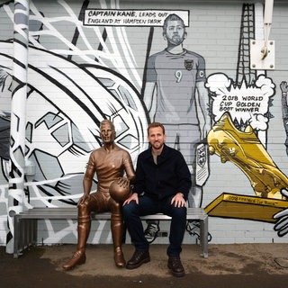 Harry Kane sitzt jetzt als Statue im Stadtteil Walthamstow in London - dem Geburtsort des englischen Nationalspielers.