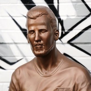 Harry Kane sitzt jetzt als Statue im Stadtteil Walthamstow in London - dem Geburtsort des englischen Nationalspielers.