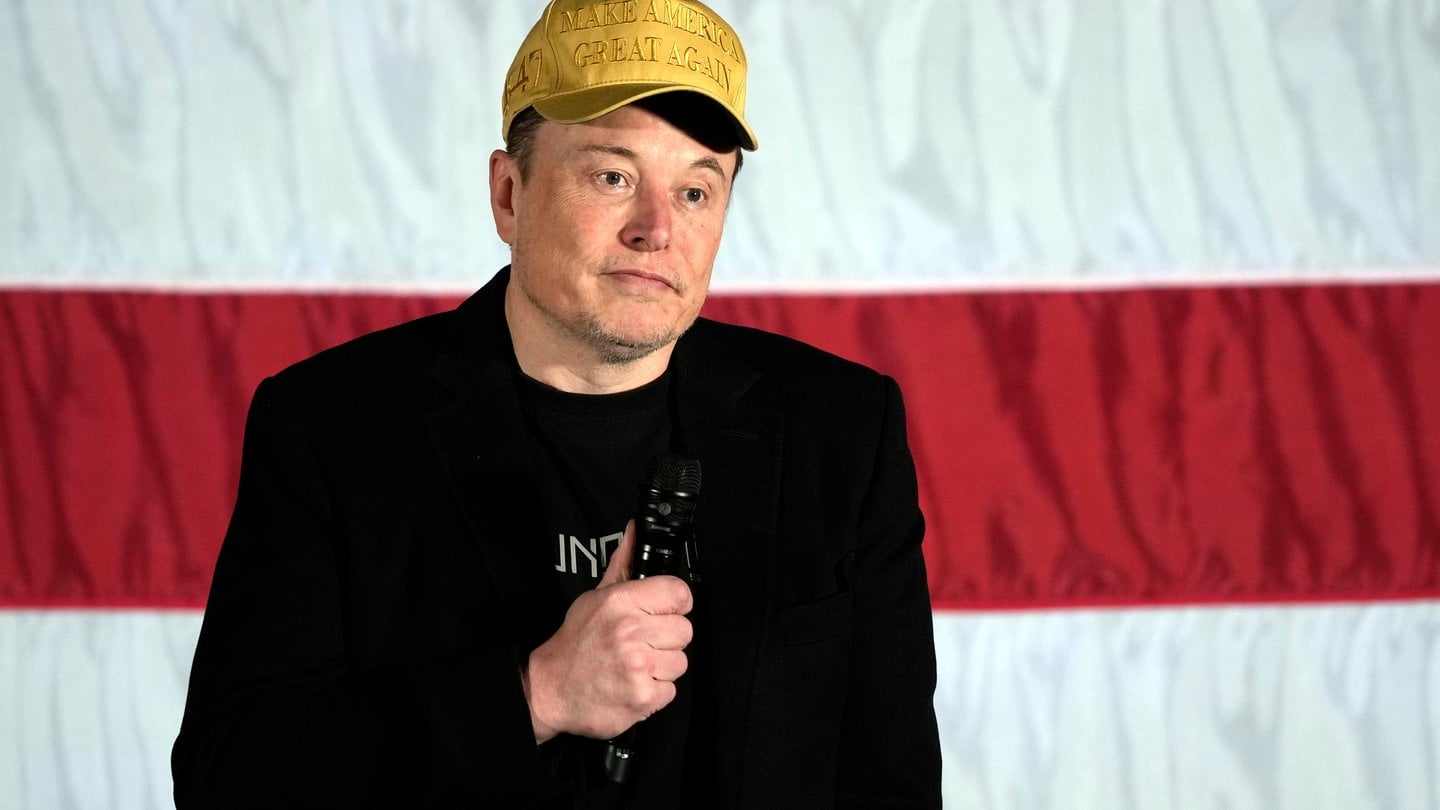 Elon Musk spricht im Rahmen einer Wahlkampfveranstaltung zur Unterstützung von Donald Trump. (zu: 