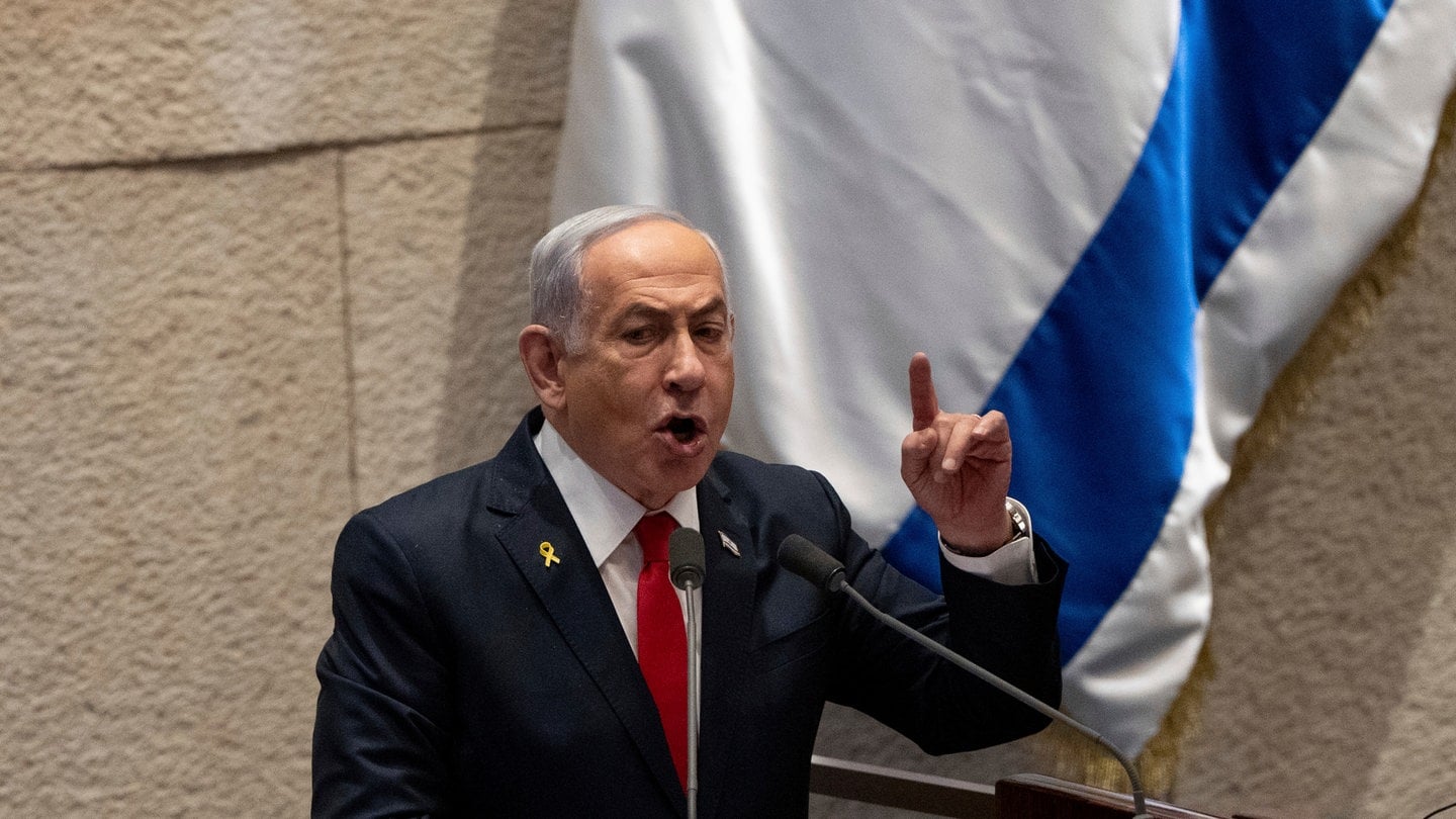 Israels Ministerpräsident Benjamin Netanjahu spricht vor Gesetzgebern in der Knesset, dem israelischen Parlament. Er hat jetzt eine hohe Prämie für jede Geisel geboten, die aus dem Gazastreifen freikommt.