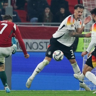 Nations League: Ungarns Mihaly Kata zieht gegen Deutschlands Robin Koch ab, der den Ball an die Hand bekommt