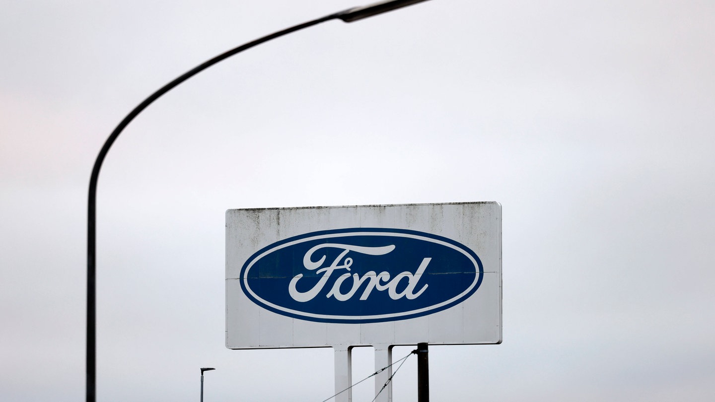 Ein Schild mit dem Logo des Autobauers Ford