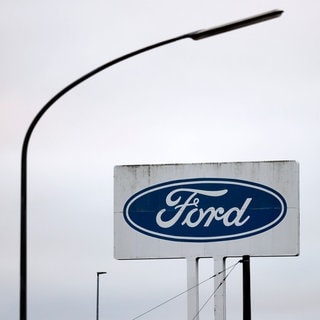 Ein Schild mit dem Logo des Autobauers Ford