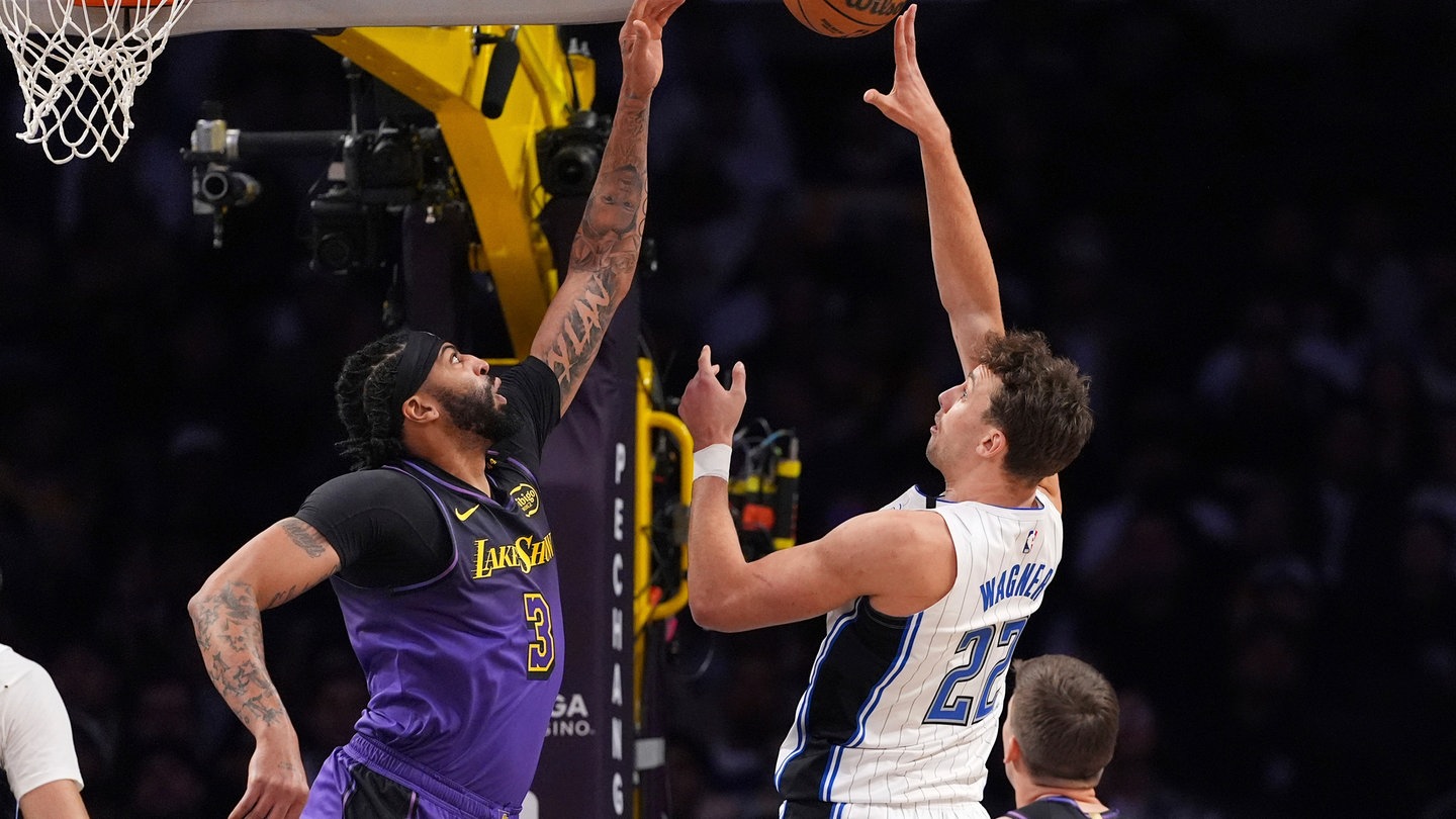 Orlando Magic-Stürmer Franz Wagner (r) wirft, während Los Angeles Lakers-Stürmer Anthony Davis während der ersten Hälfte eines NBA-Basketballspiels verteidigt.