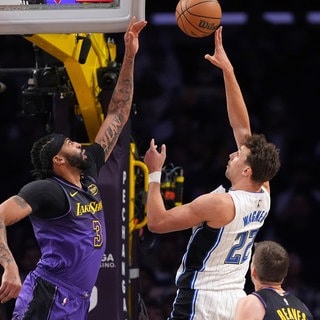 Orlando Magic-Stürmer Franz Wagner (r) wirft, während Los Angeles Lakers-Stürmer Anthony Davis während der ersten Hälfte eines NBA-Basketballspiels verteidigt.