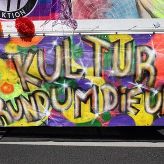 Plakat mit Aufschrift "Kultur rund um die Uhr" vom CSD