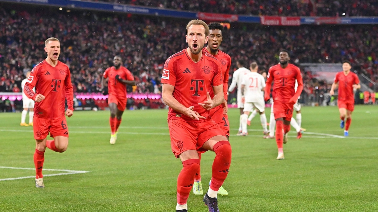 Bayern-Stürmer Harry Kane schießt mit seinem Hattrick die Münchner gegen Augsburg zum Sieg