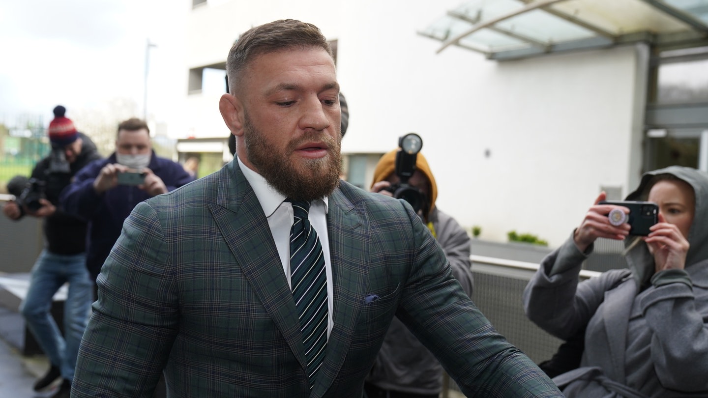 Conor McGregor, irischer Mixed-Martial-Arts-Kämpfer, wurde von einem Zivilgericht zu Schadensersatz verurteilt. Er soll eine Frau vergewaltigt haben.