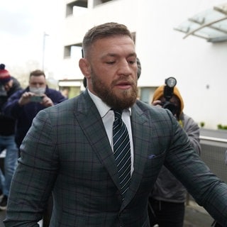 Conor McGregor, irischer Mixed-Martial-Arts-Kämpfer, wurde von einem Zivilgericht zu Schadensersatz verurteilt. Er soll eine Frau vergewaltigt haben.