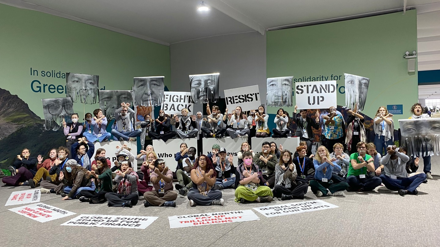 Proteste auf der Weltklimakonferenz in Baku haben was bewirkt. Die Staaten haben sich auf Zahlungen der Industriestaaten für mehr Klimaschutz geeinigt.