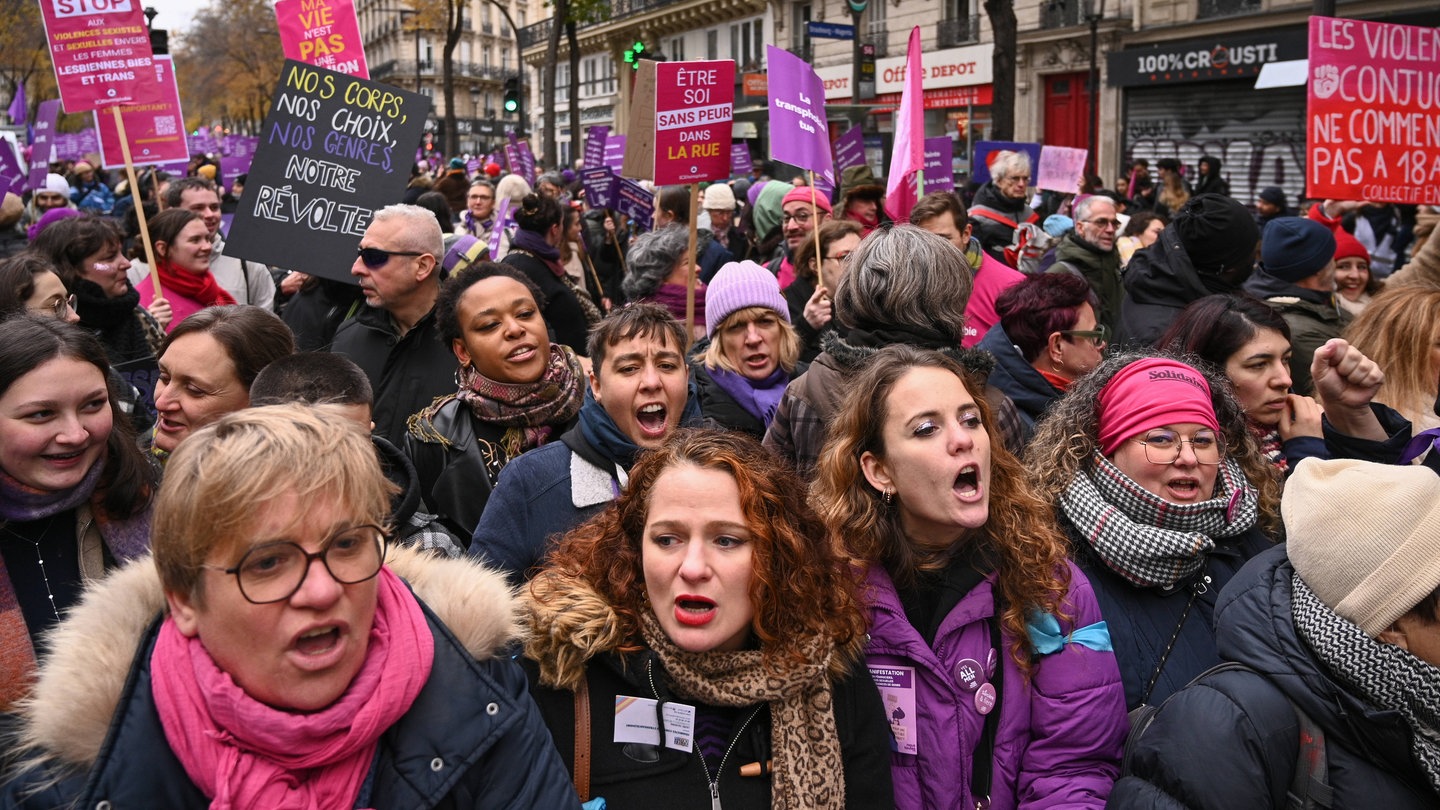 Tausende Menschen protestierten in Frankreich gegen Gewalt an Frauen